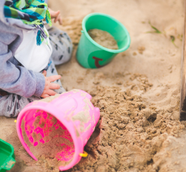 tekst-en-foto-voor-folder-kinderopvang-kind-speelt-in-het-zand